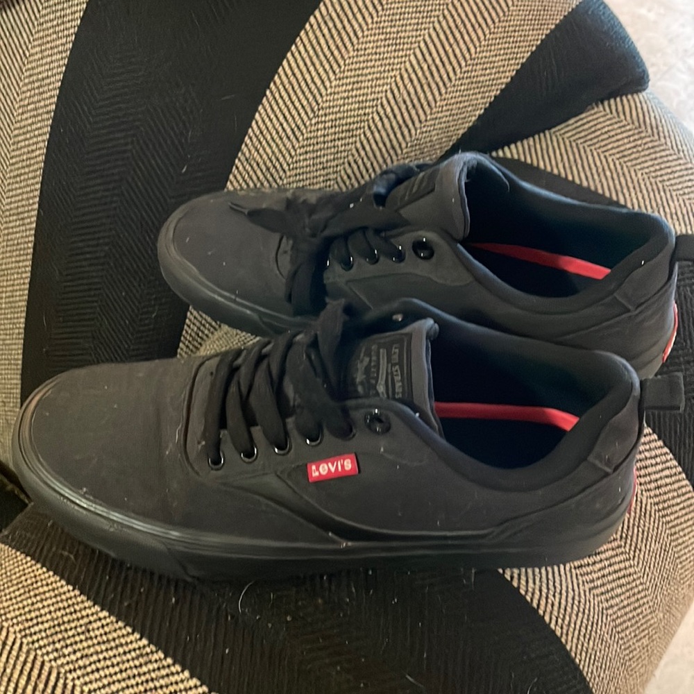 They are black Levi’s size 9 never used them